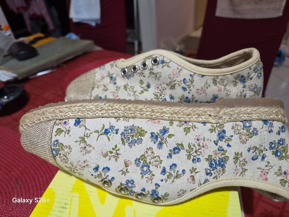 Teniși noi cu design floral