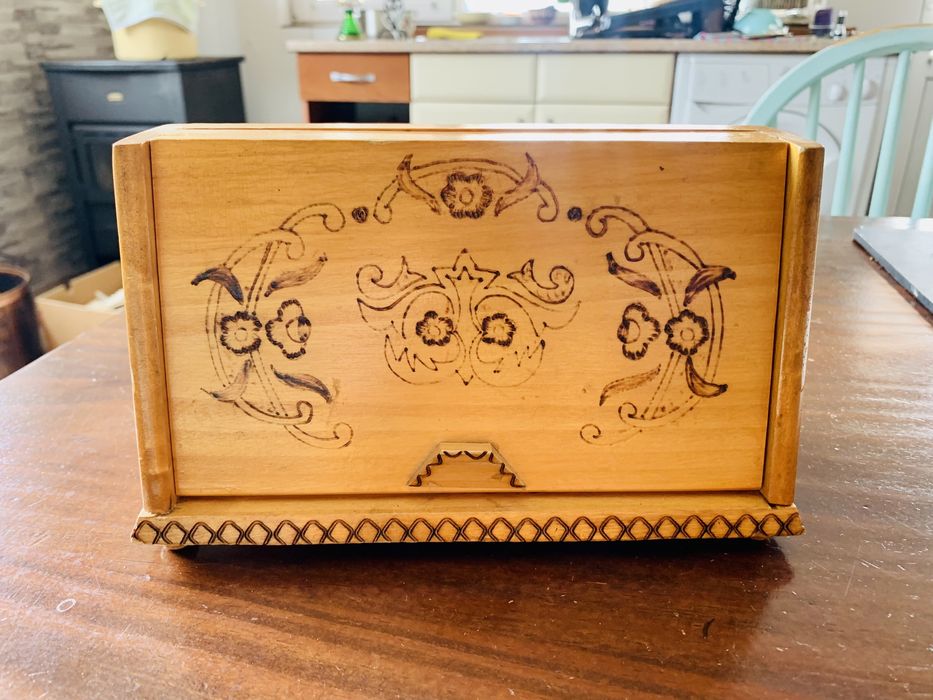 Стара дървена табакера със сериен номер