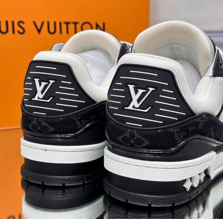 Adidasi Louis Vuitton Trainers black white LV