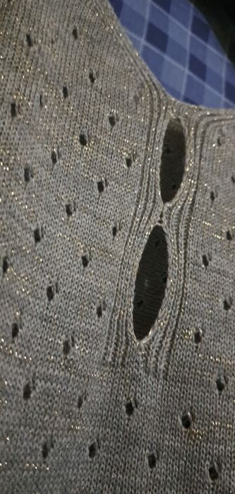 Bluza cu fir auriu și decupaje