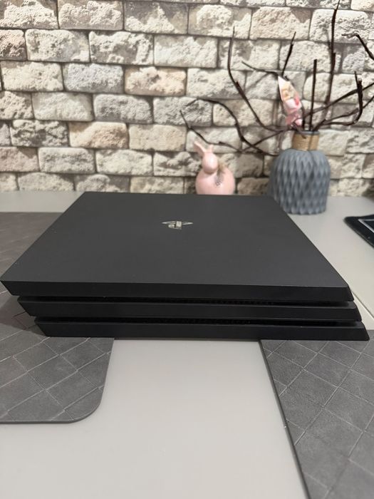 Vând PS4 Pro în stare foarte bună