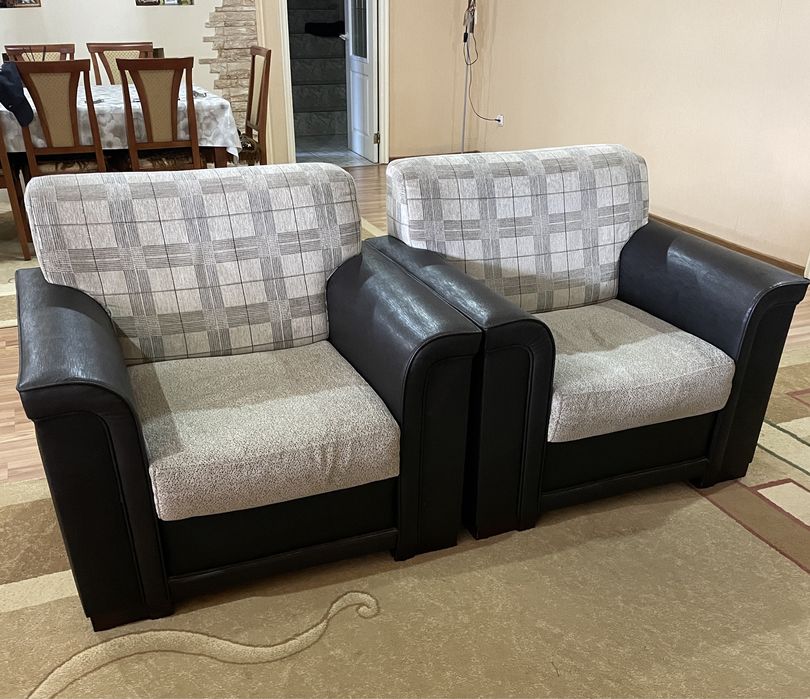 Диван раскладной с двумя креслами и подушками