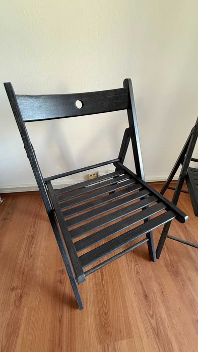2 scaune pliabile si Masuta de Balcon Totul la 90 lei