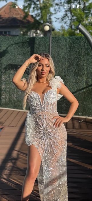 Rochie eleganta, purtata o singura data, este perfecta pentru evenimente