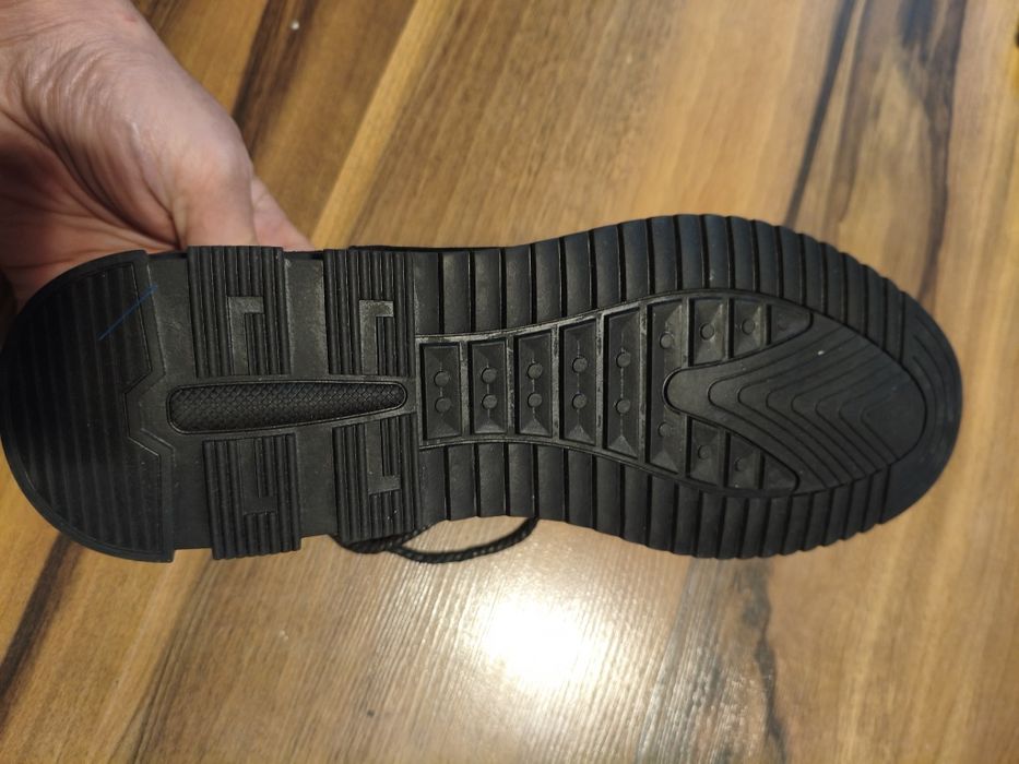 Adidași, noi, nefolosiți