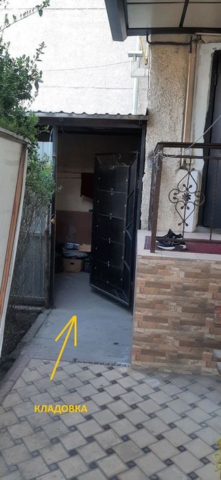 Продается под офис 4 комн. квартира.