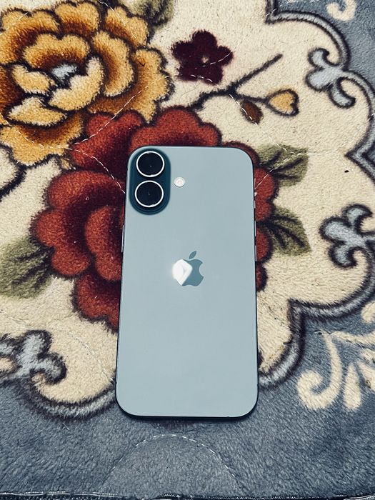 Iphone 16    blue