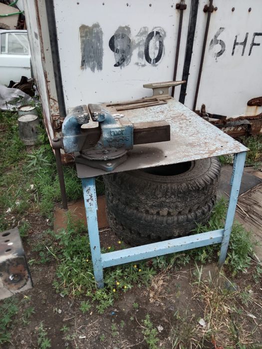 Слесарный стол с тисками