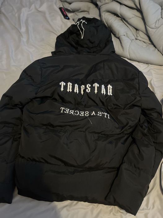Geaca trapstar foarte buna
