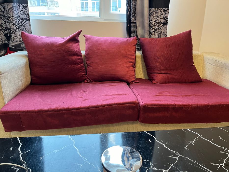 Триместен диван.