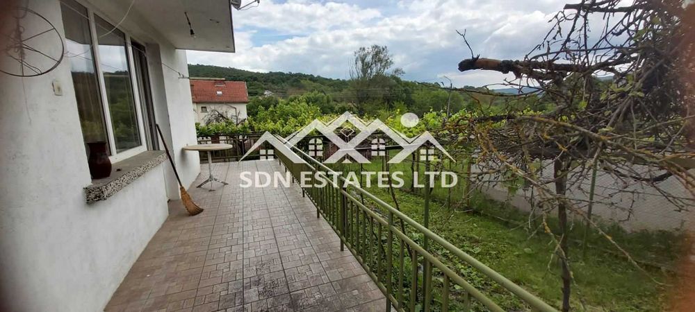 Продава монолитна къща в село Средногорово