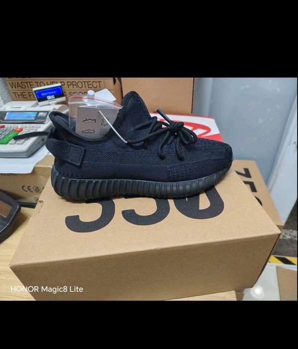 Adidas yeezy boost 350 v2  preț redus