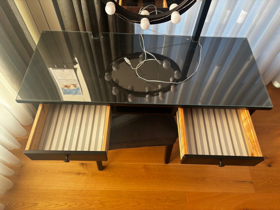 Тоалетка с огледало, стол и Холивудско осветление от ИКЕА