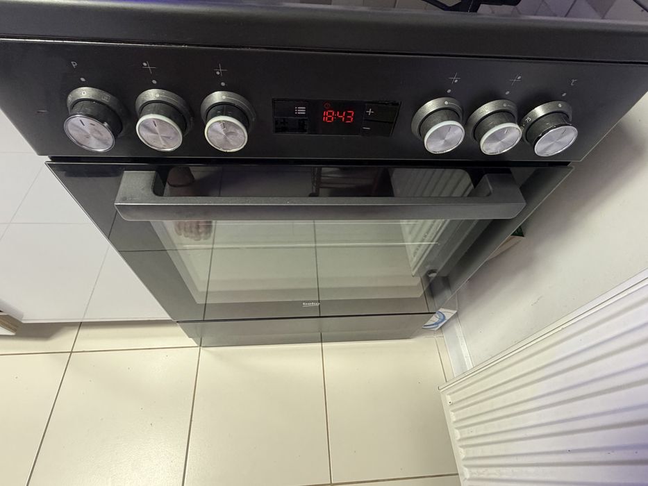 Aragaz beko  + hota black touch