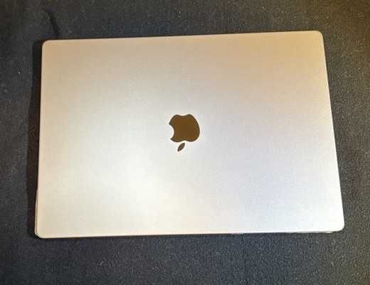 неизползван Apple MacBook Pro 16 M.2 2023г. 16" 4К Retina, 16/512 Батрерия на 100% от фабричния си капацитет на 1 цикъл.