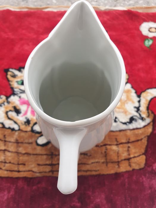 Българска порцелснова кана