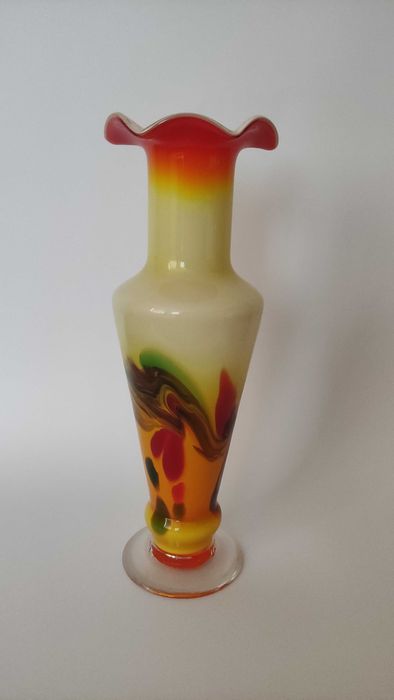 Красива многоцветна ваза от художествено стъкло