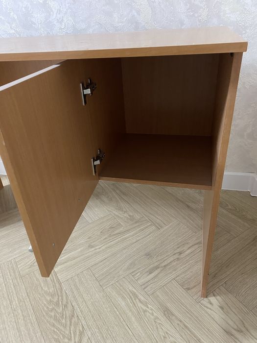 Комод с зеркалом  и письменный стол