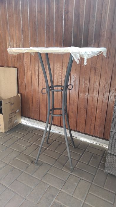 Барный стол со стульями