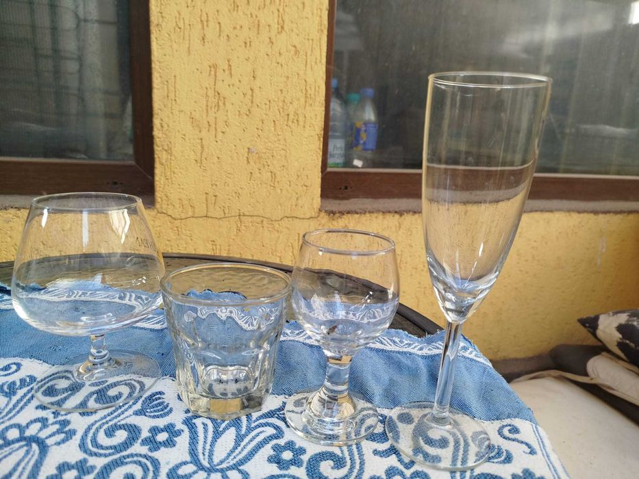 Vand vesela: farfurii, platouri, pahare, carafe, ghivece