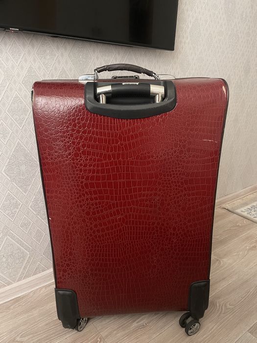 Продам большой чемодан