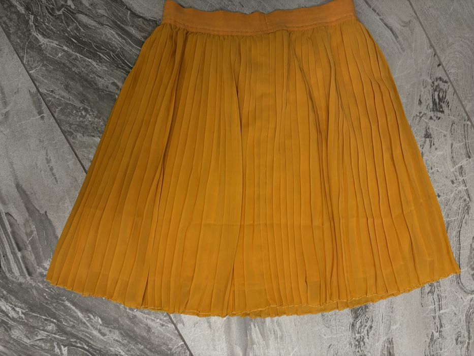 Жълта къса плисирана пола NA-KD