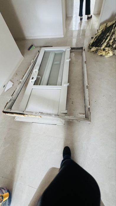 Отдам пластиковую входную дверь