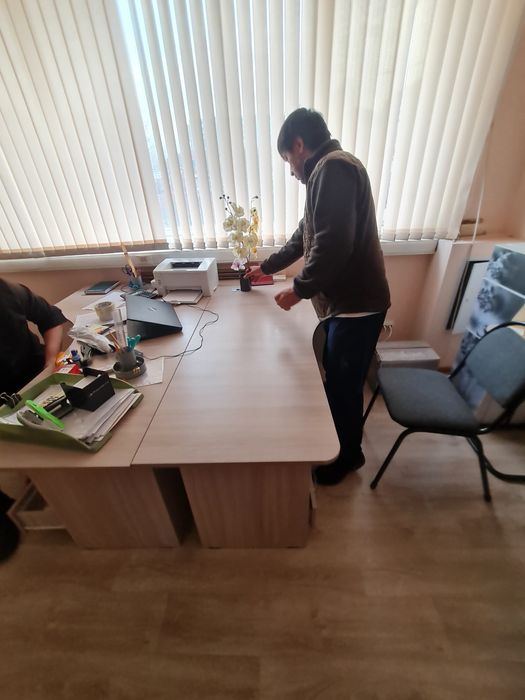 Продам стол офисный. Цена за один