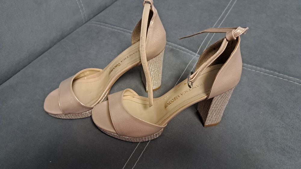 Сандали на дебел ток