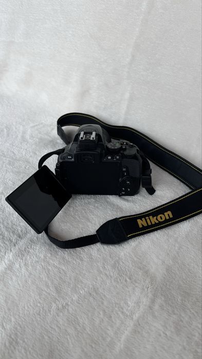 Nikon D5500 + 2 obiective (18-55 VR + 55-200 VR) + 2 baterii + încărcător + geantă/sacoșă + card 32GB