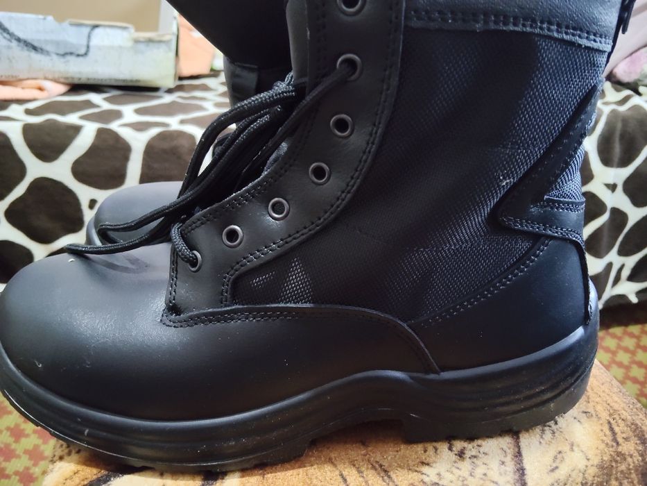 Vând bocanci mărimea 44