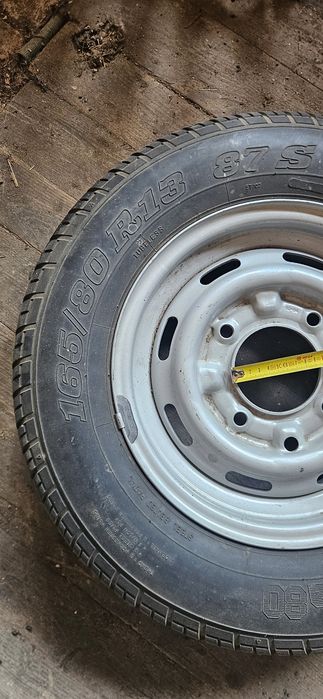 Se vând doua anvelope , una pentru remorca 165/80 R 13 si una pentru rezerva SUV  32x11.5 R15