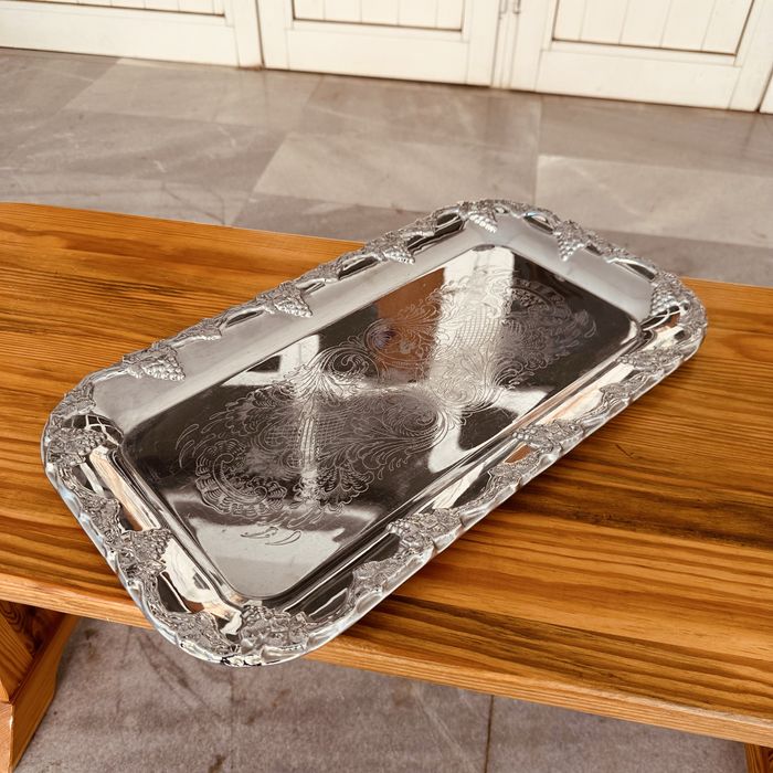 Елегантен ретро метален поднос с декоративен орнамент – винтидж стил