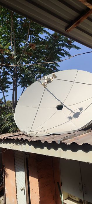 Парабалическая антенна с головками.