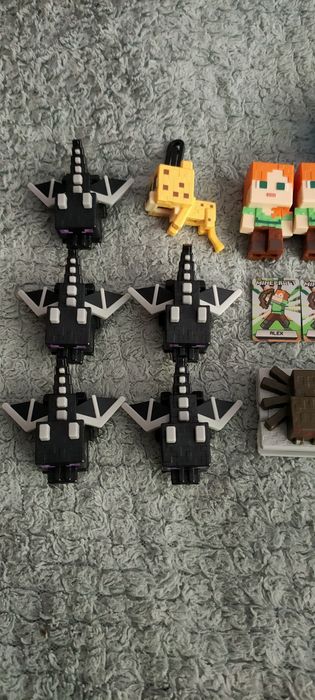 Vând Figurine Minecraft Kinder