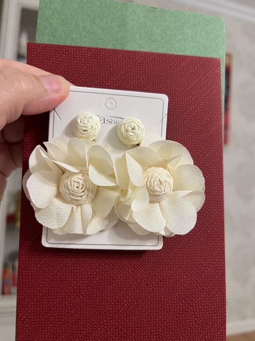 Продам очень красивые серьги праздничные. Очень много видов.