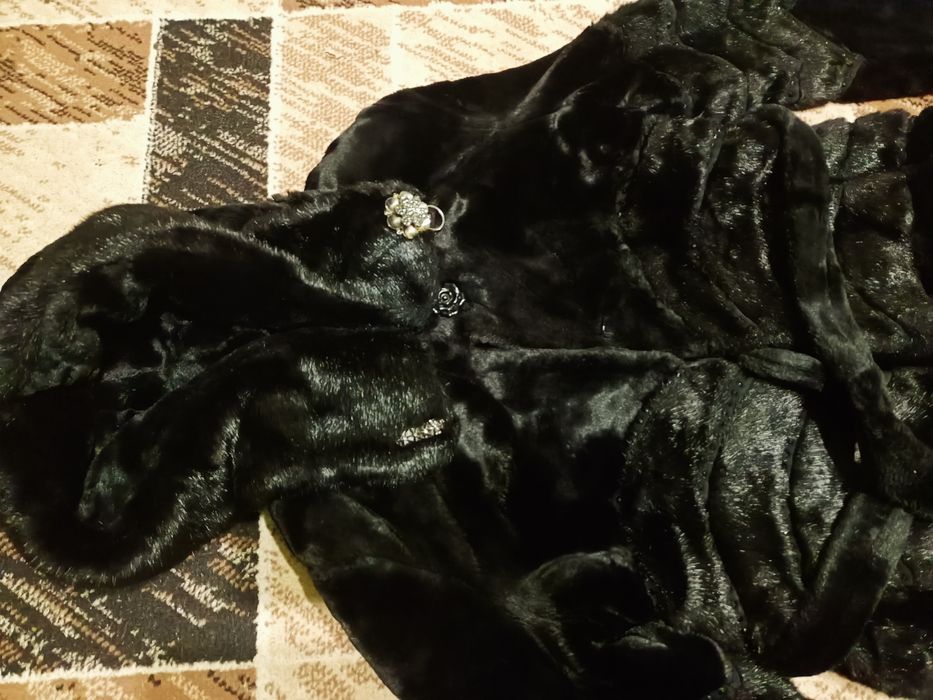 Шуба сатылады . продается шуба.