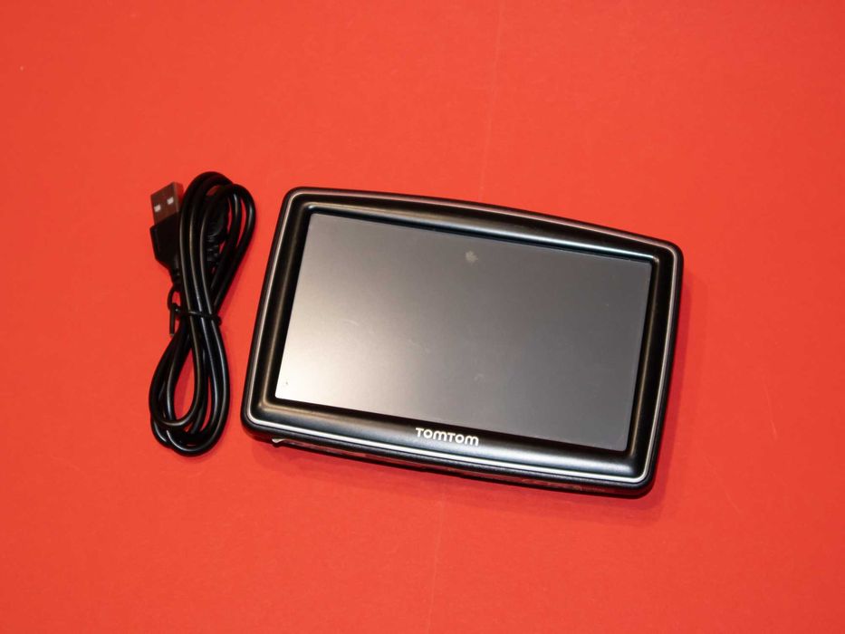 TomTom навигационна система GPS устройство с кабел и зарядно за кола