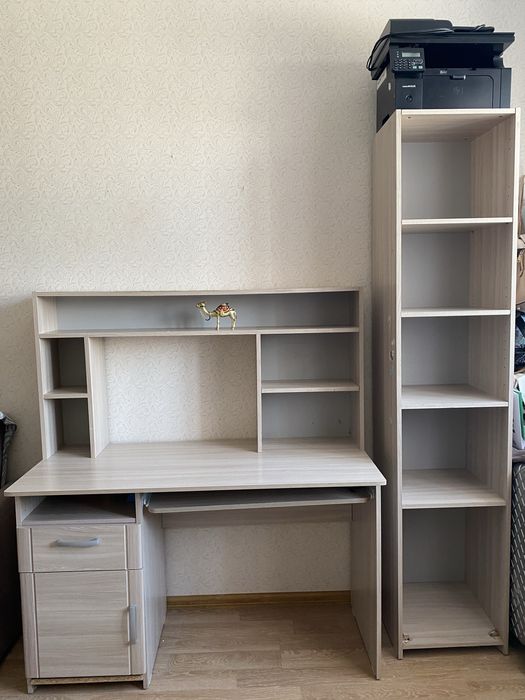 Стол со стеллажем