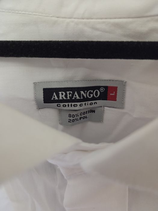 Белая мужская рубашка.