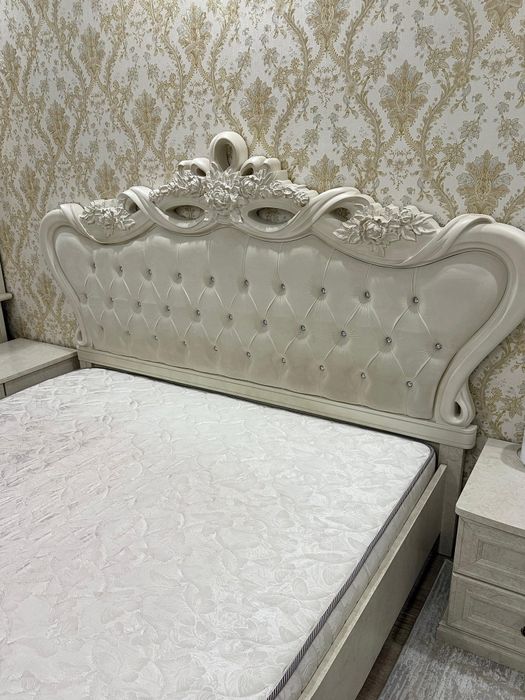 Двуспальная кровать