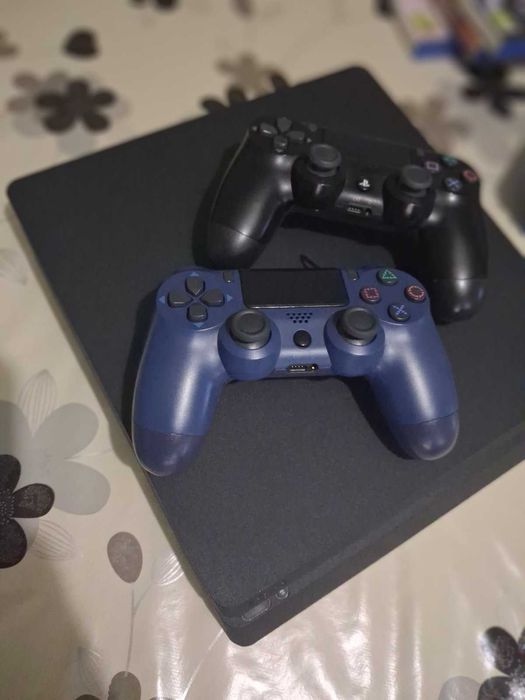 PS4 с включени два джойстика и четири игри, като нов, без забележки.