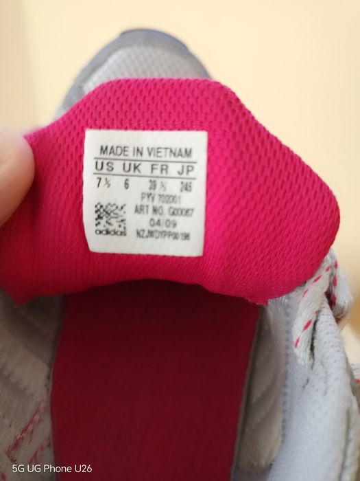 Много добър модел маратонки Adidas за спорт и туризъм