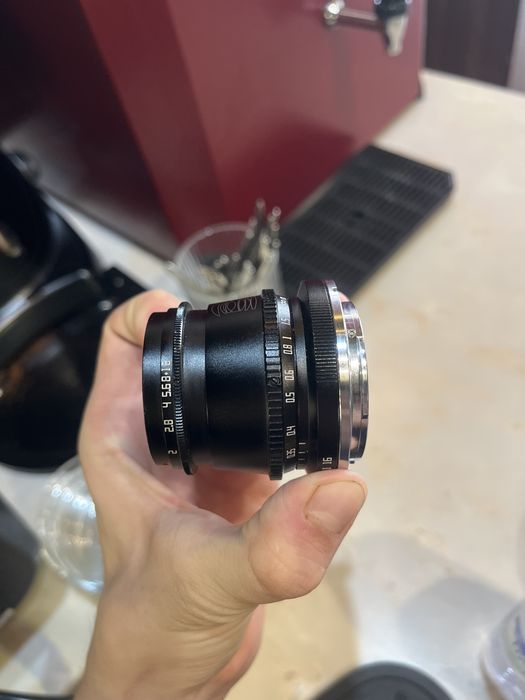 Мануальный объектив TTArtisan 35mm f/1.4. Имеет корпус из алюминия