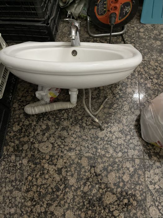 Продам раковину со смесителем