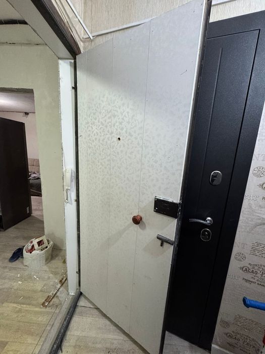 Входная железная дверь