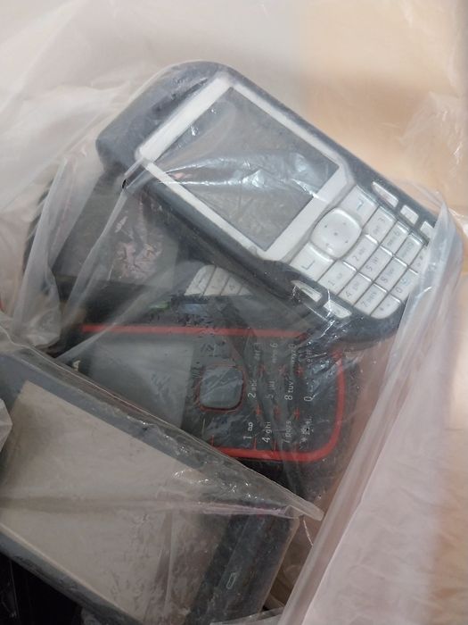 Vand telefoane defecte