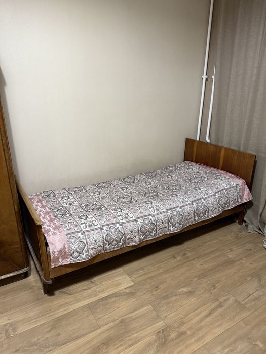 Шкаф, кровать и две тумбочки