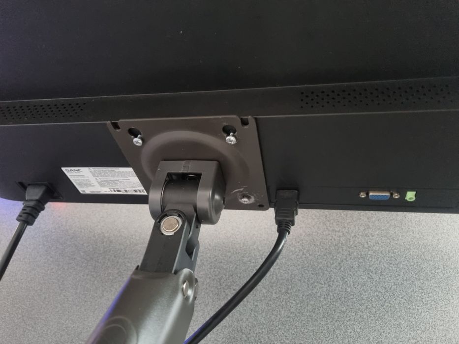 Монитор SANC сразу с кронштейном