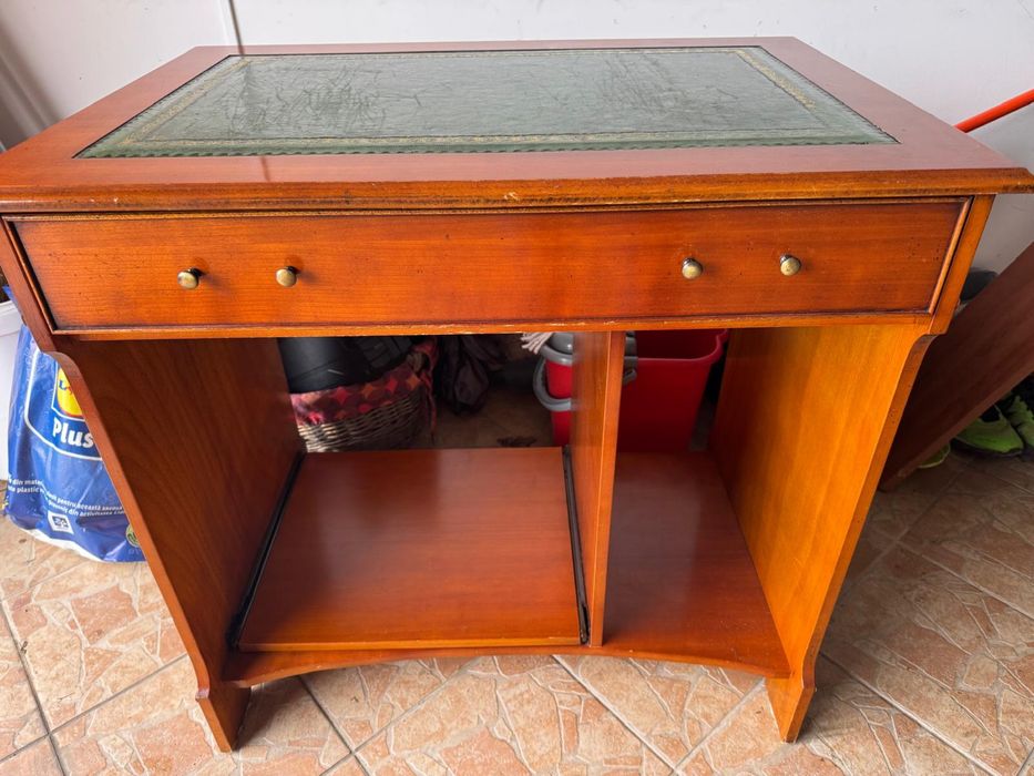 Vand birou din lemn masiv.